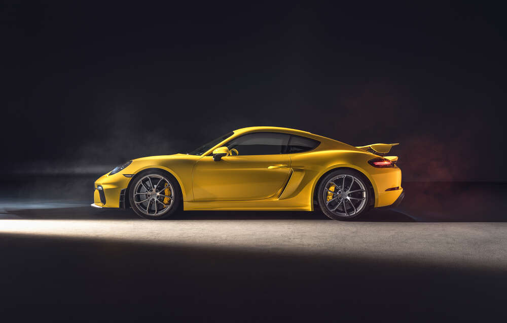 картина-постер Золотий автомобіль Porsche 718 Cayman
