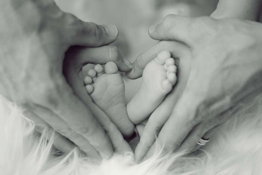 картина-постер Крохотные ножки младенца в руках мамы и папы