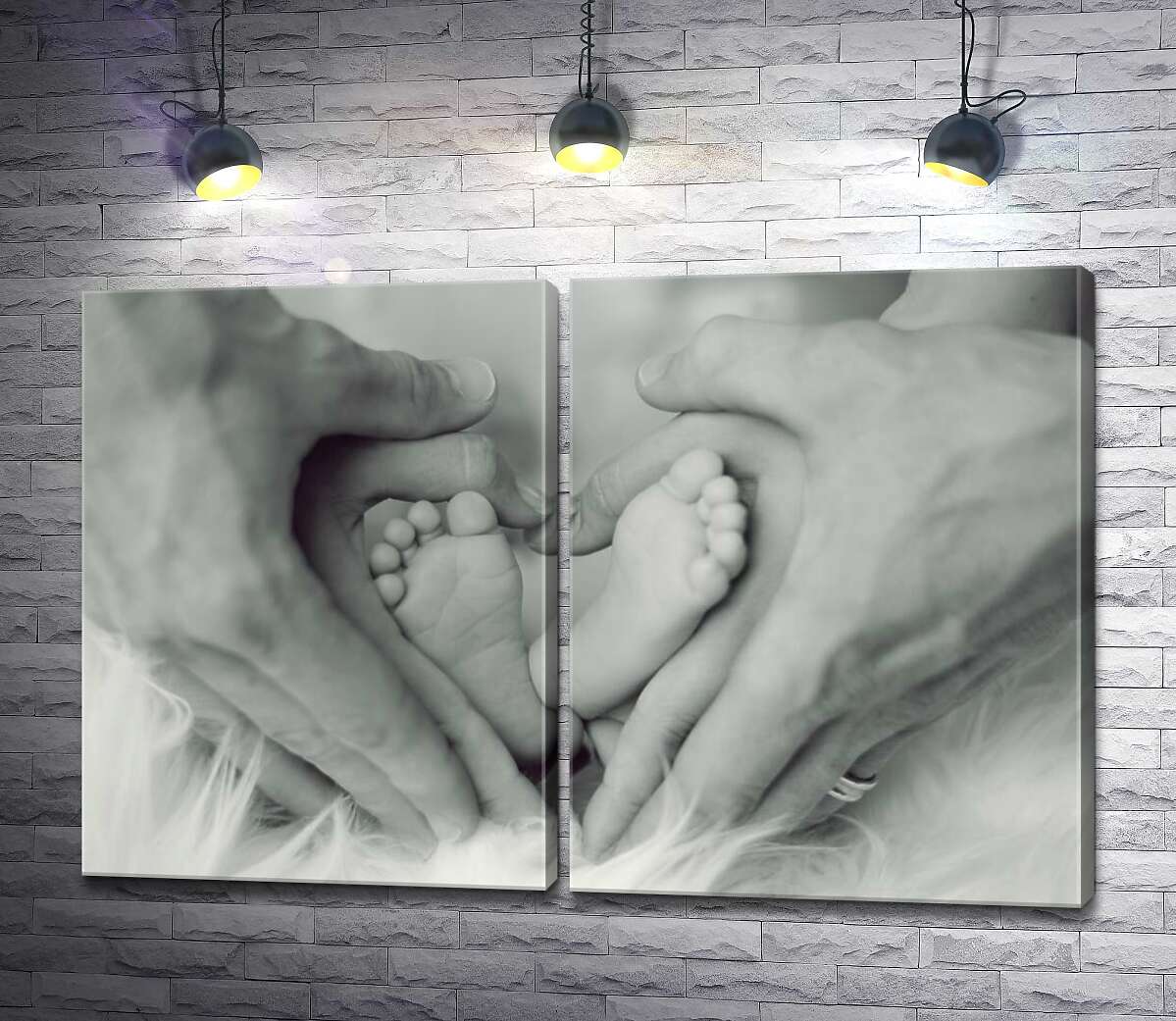 модульная картина Крохотные ножки младенца в руках мамы и папы