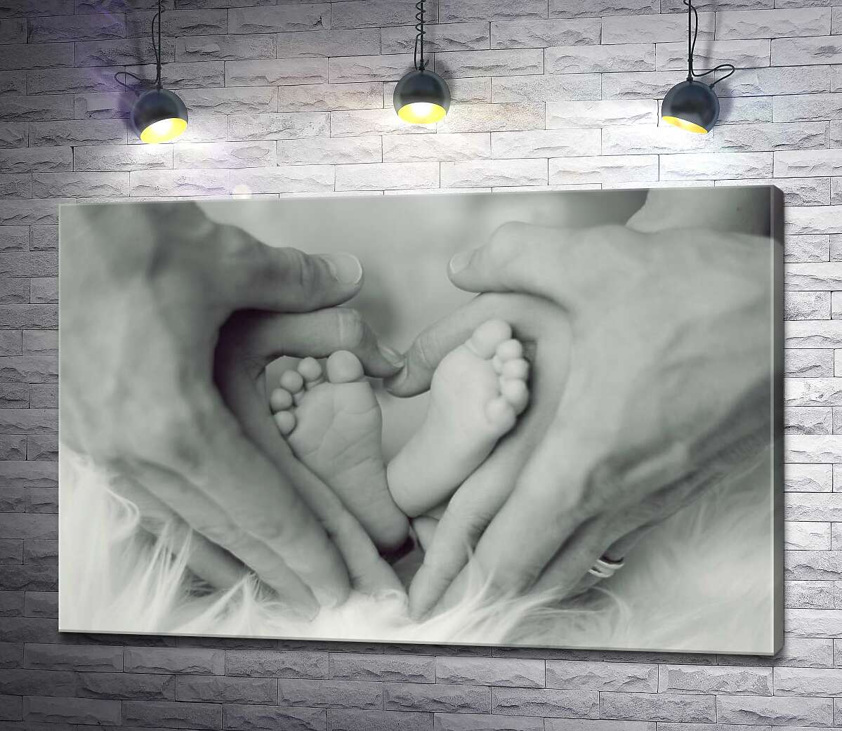 картина Крохотные ножки младенца в руках мамы и папы