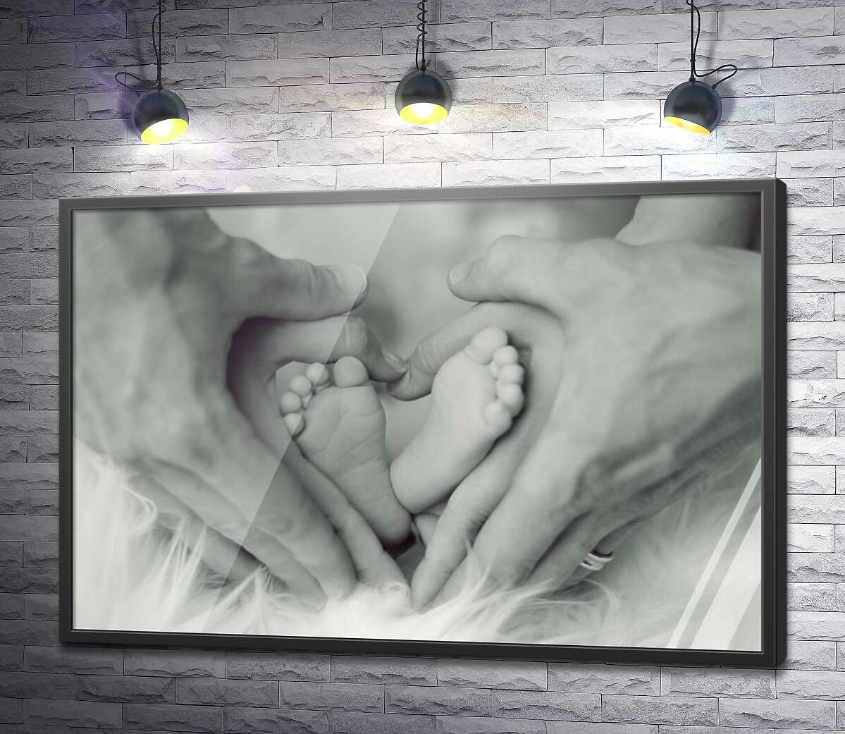 постер Крохотные ножки младенца в руках мамы и папы