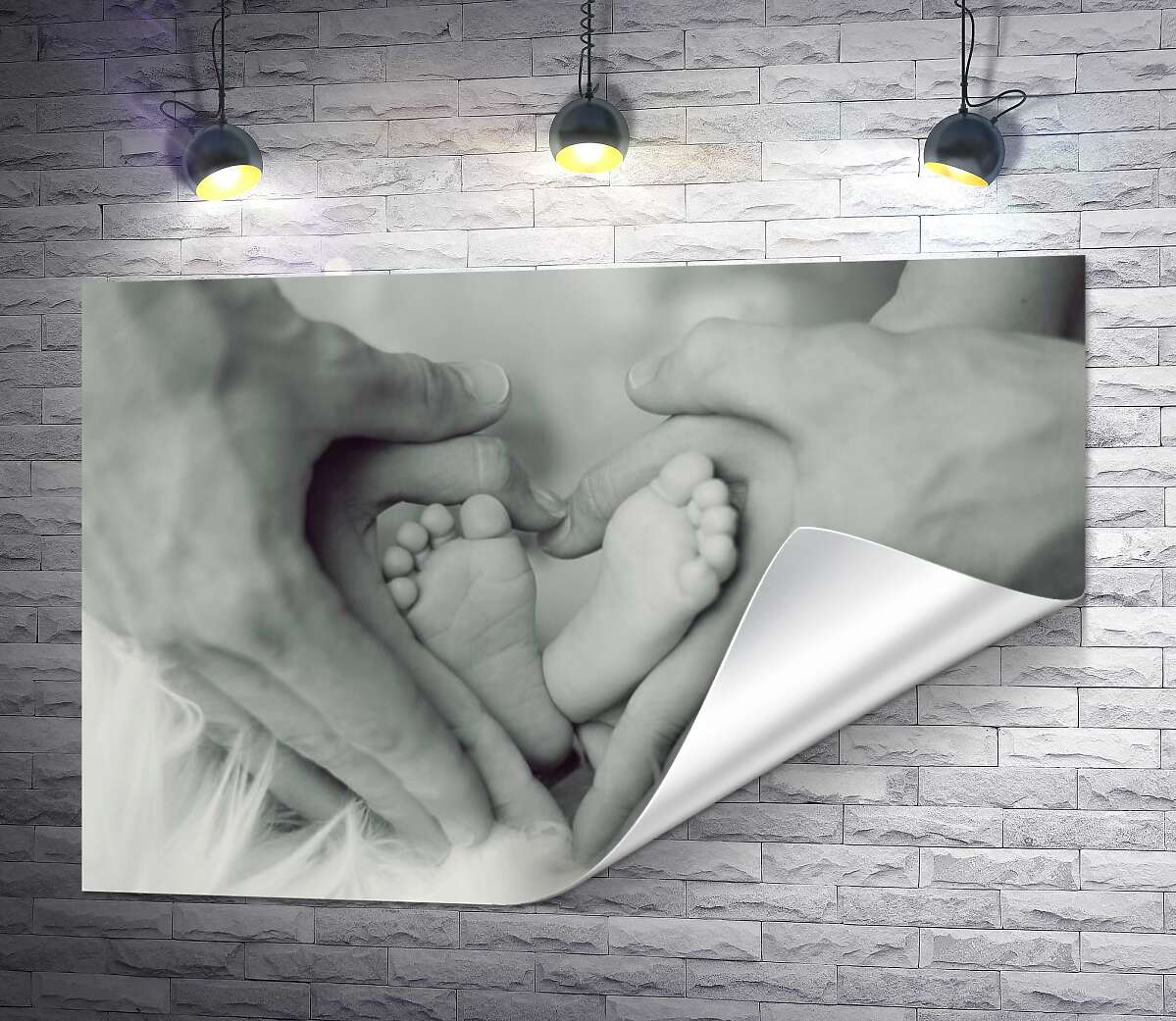 друк Крихітні ніжки немовляти в руках мами і тата