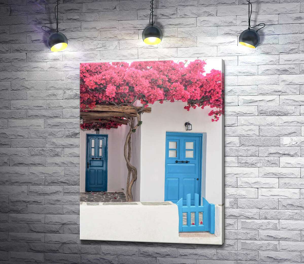 картина Голубые двери белоснежного дома под цветущей лианой