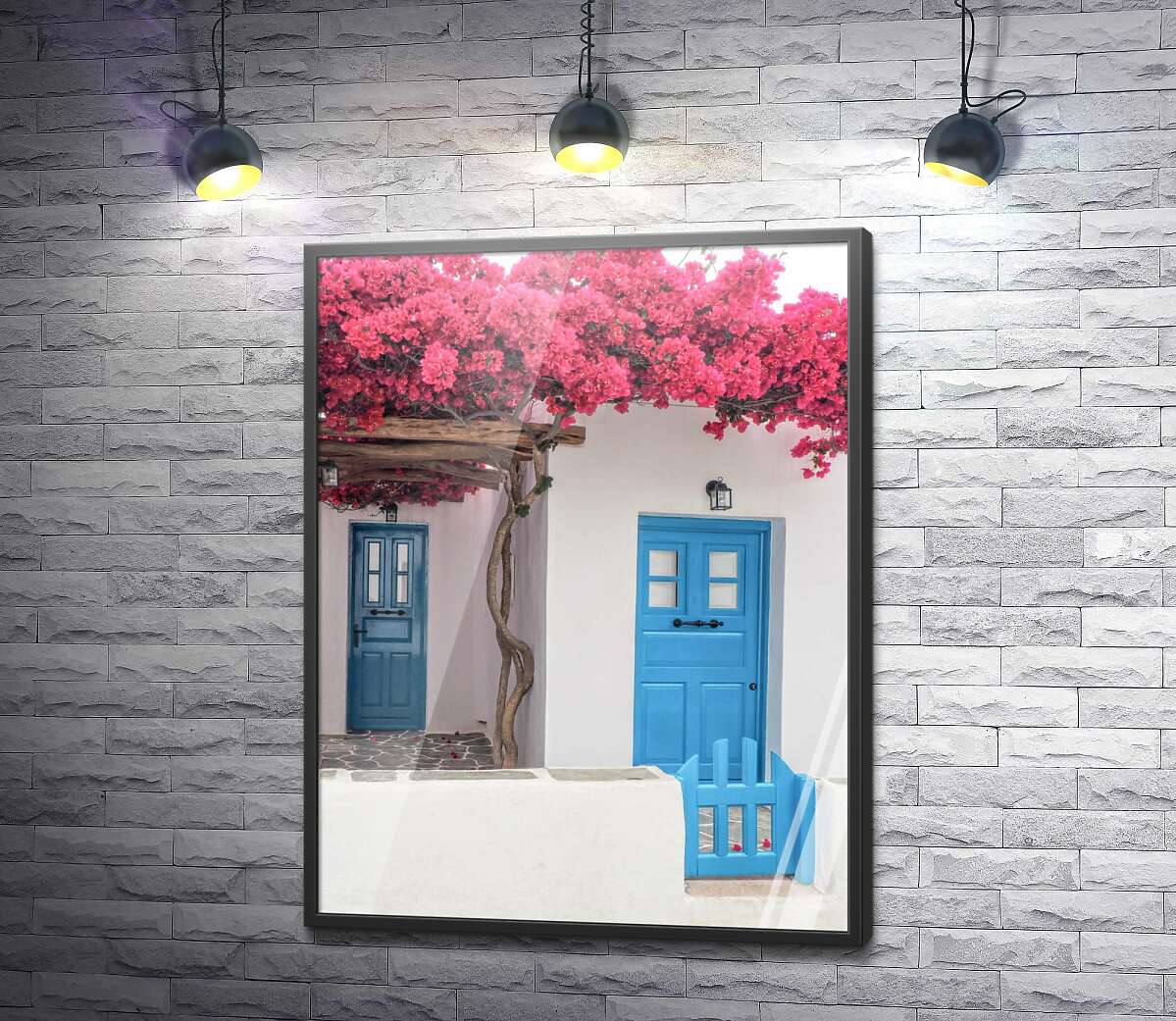 постер Голубые двери белоснежного дома под цветущей лианой