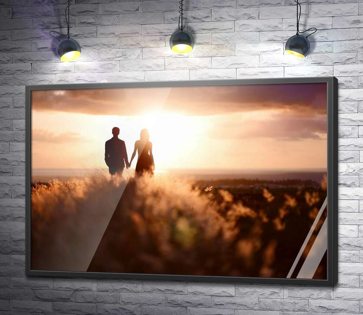 постер Силуэты влюбленной пары в лучах заходящего солнца