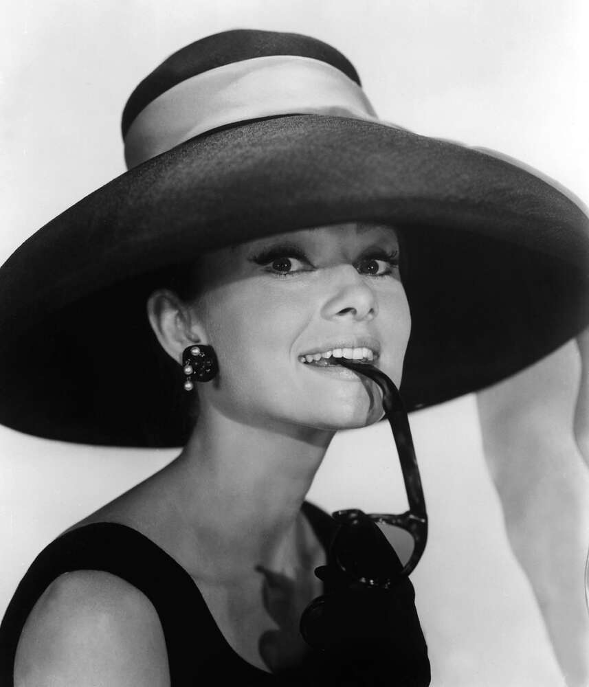 картина-постер Улыбчивая Одри Хепберн в шляпке