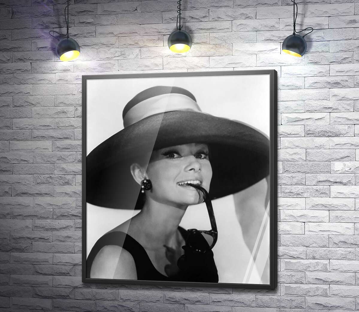 постер Усміхнена Одрі Хепберн у капелюшку