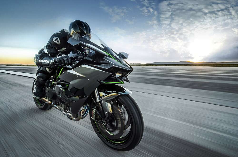 картина-постер Гонщик мчит на черном мотоцикле Kawasaki Ninja