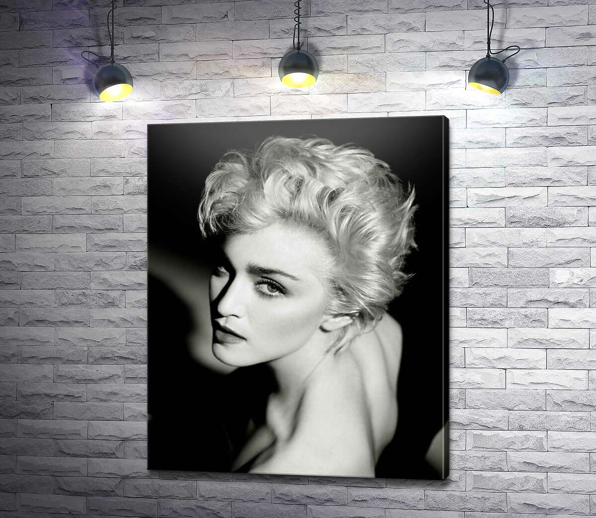 картина Чарівна Мадонна на чорно-білій фотографії