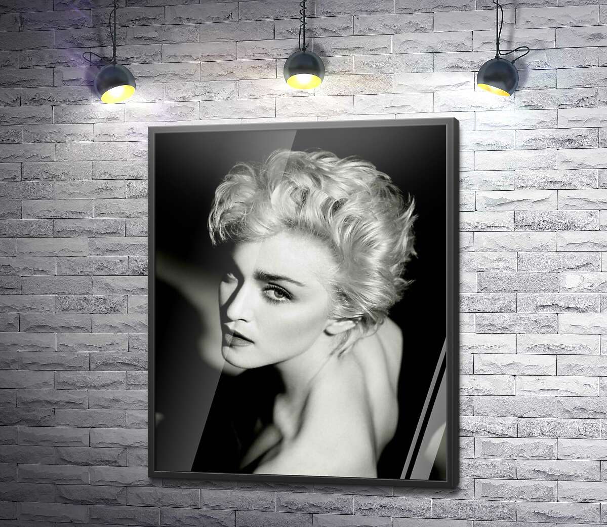 постер Чарующая Мадонна на черно-белой фотографии