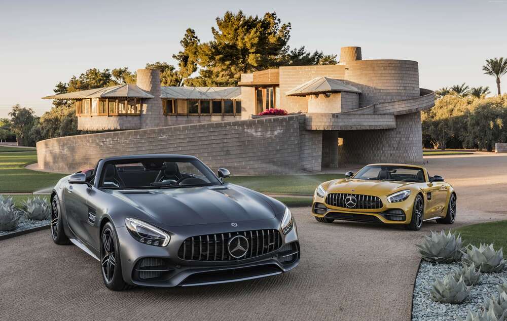 картина-постер Люксовые автомобили Mercedes-Benz AMG GT на заднем дворе виллы