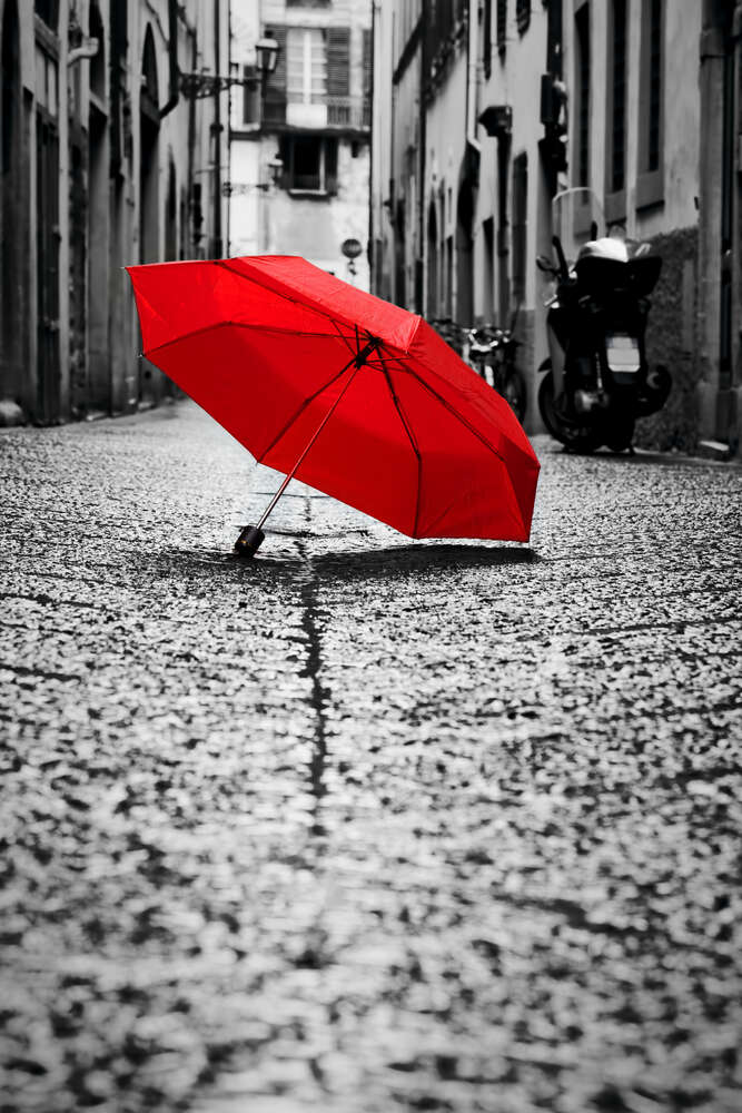 картина-постер Красный зонтик на мокрой улочке