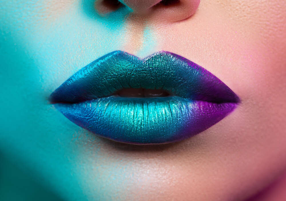 картина-постер Жіночі губи окреслені синьо-зеленою помадою