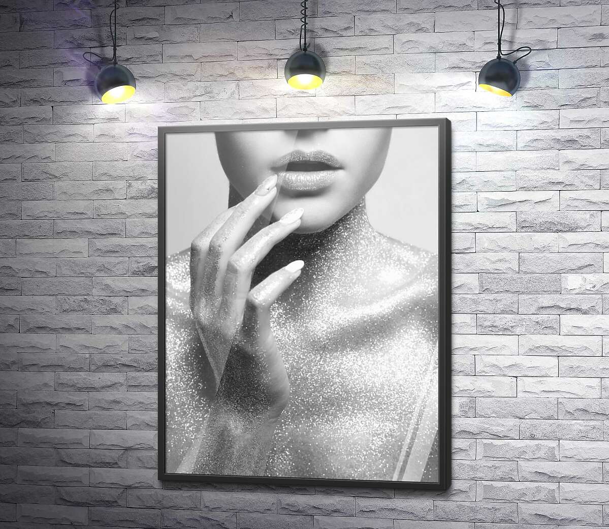 постер Серебристые блестки на груди и руке девушки