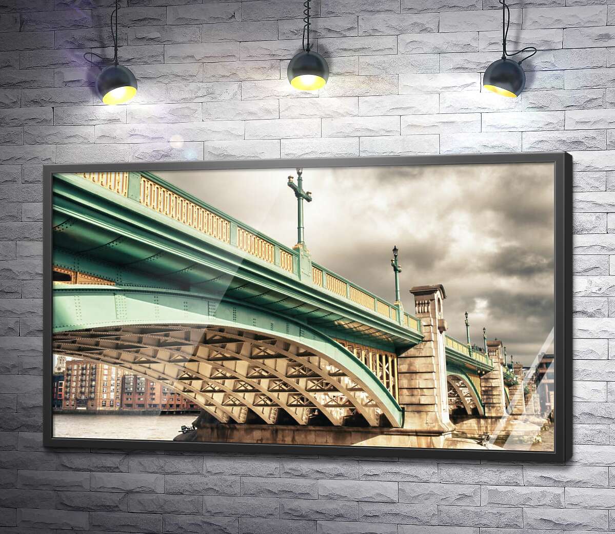 постер Саутваркский мост в пасмурный день