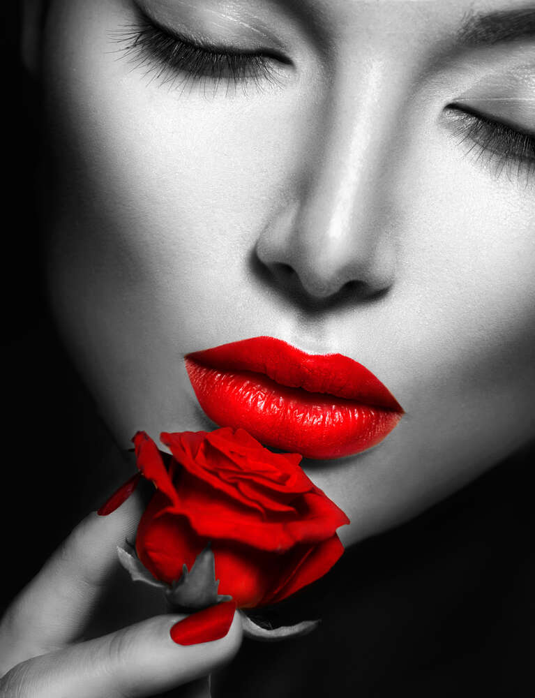 картина-постер Красная роза подчеркивает алые губы девушки