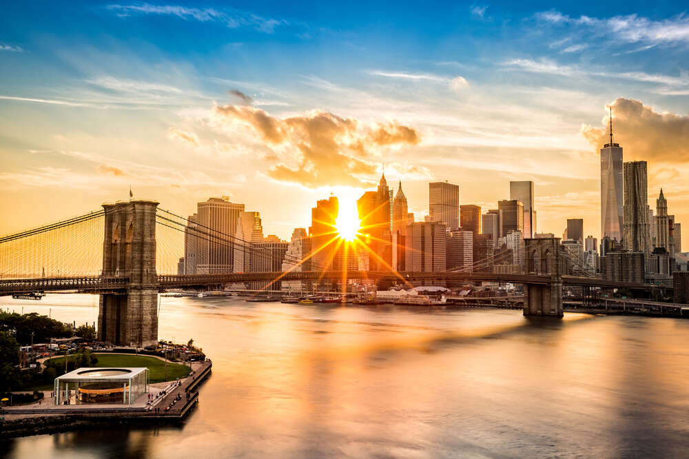 картина-постер Лучи солнца пробиваются сквозь небоскребы Манхэттена