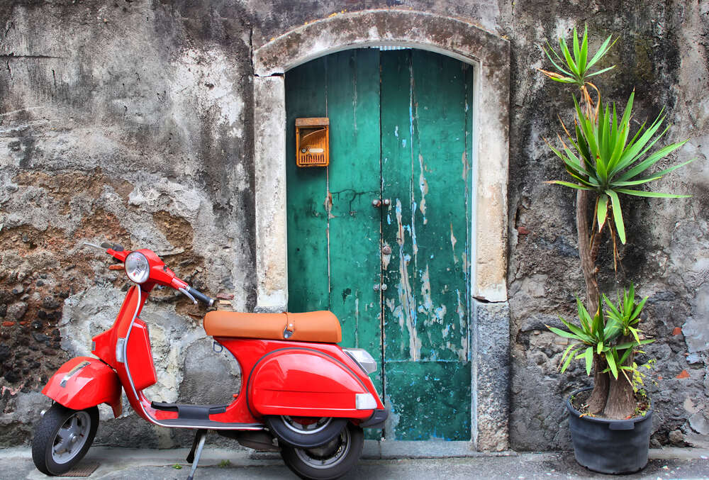 картина-постер Красный скутер у входной двери