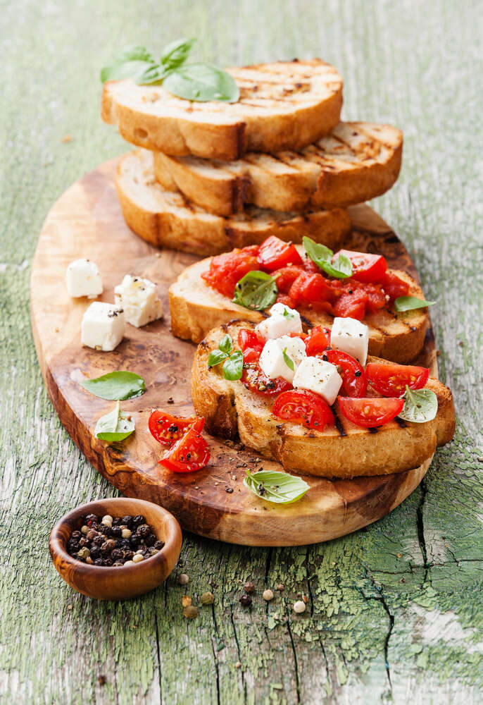 картина-постер Хрустящий обжаренный хлеб с помидорами и сыром