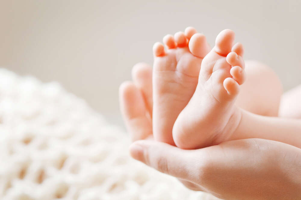 картина-постер Крохотные ножки младенца на маминой ладони