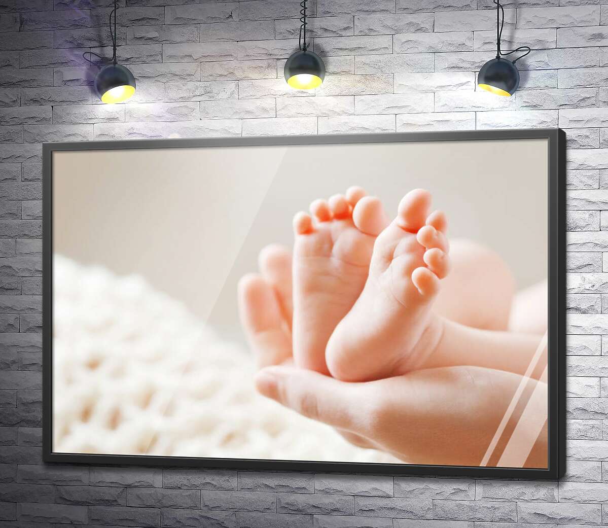 постер Крохотные ножки младенца на маминой ладони