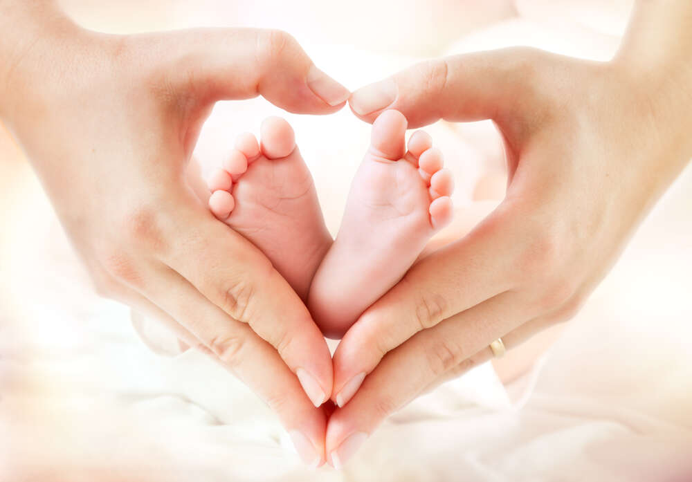 картина-постер Маленькие ножки младенца в руках мамы