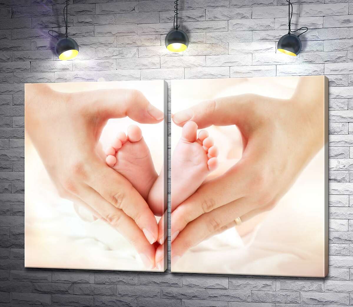 модульная картина Маленькие ножки младенца в руках мамы