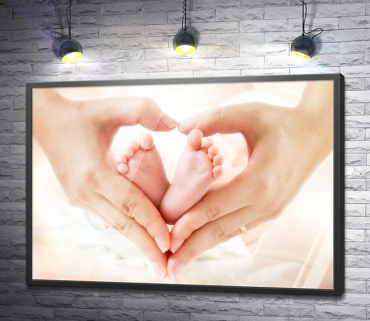 постер Маленькі ніжки немовляти в руках мами