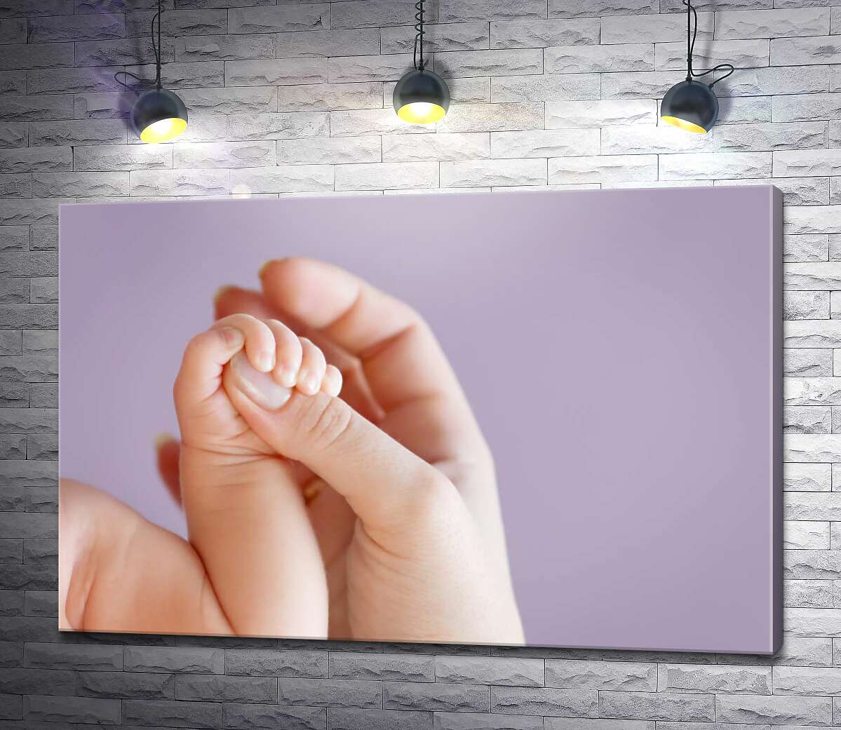 картина Маленькая ладошка младенца обхватила палец мамы