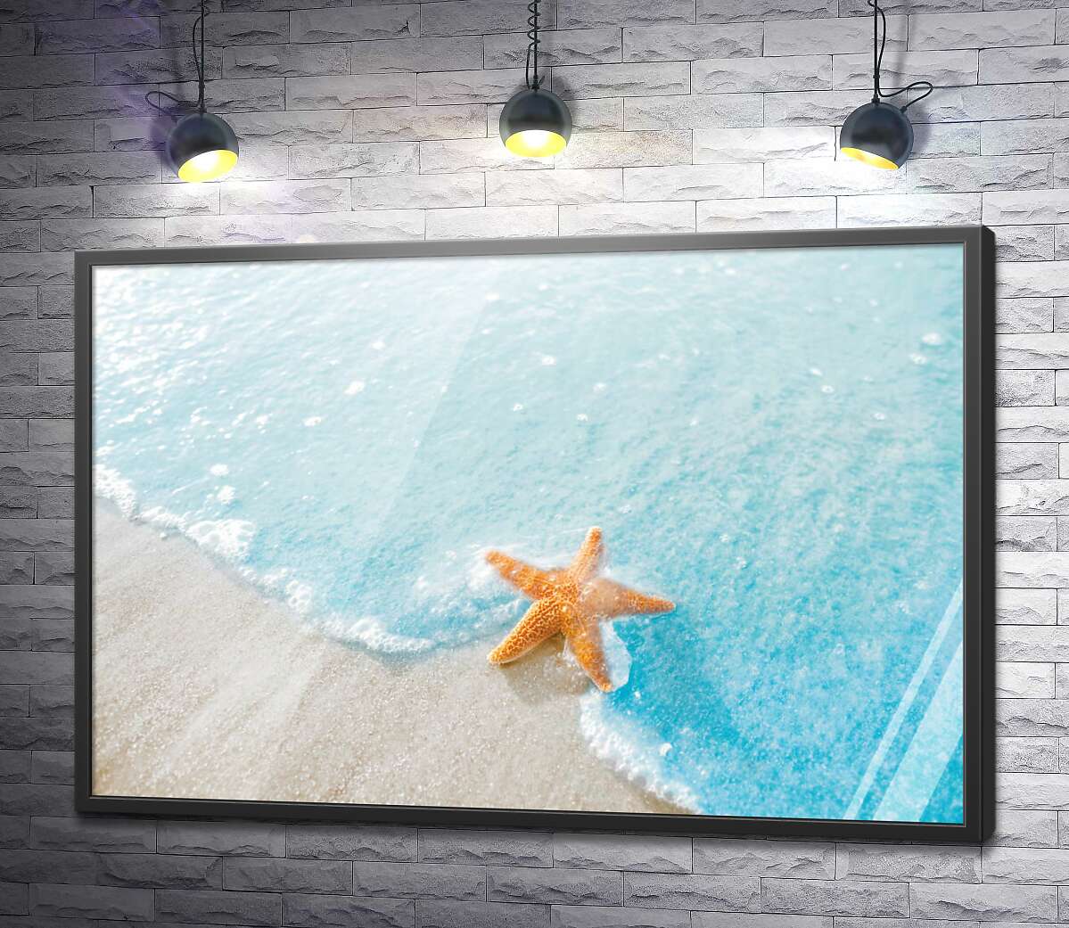 постер Волна омывает морскую звезду на берегу