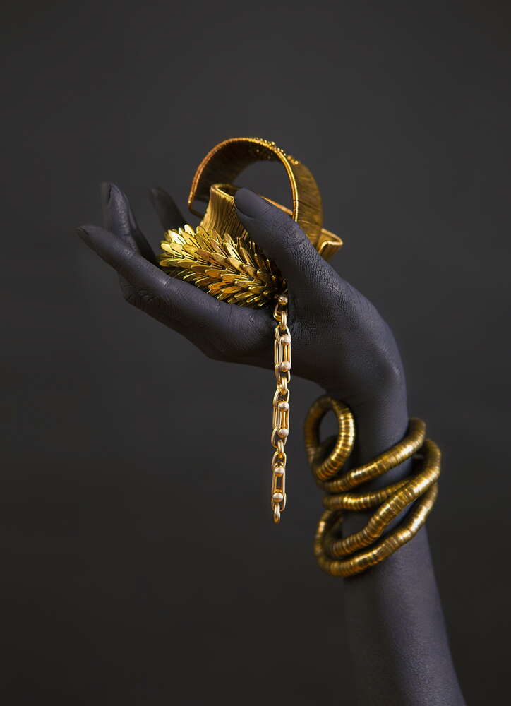картина-постер Темная рука с золотыми украшениями