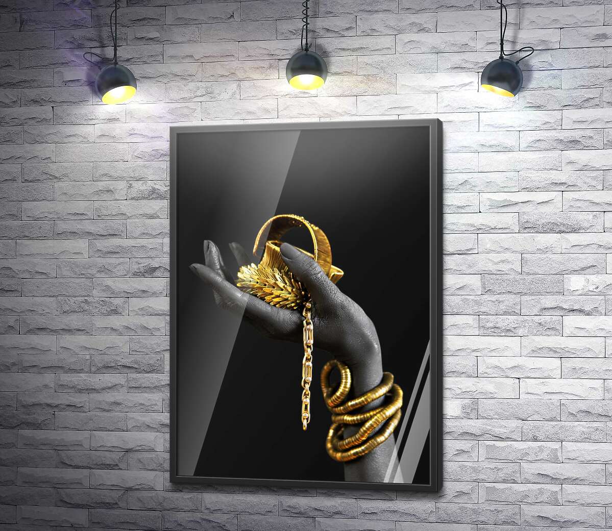 постер Темная рука с золотыми украшениями