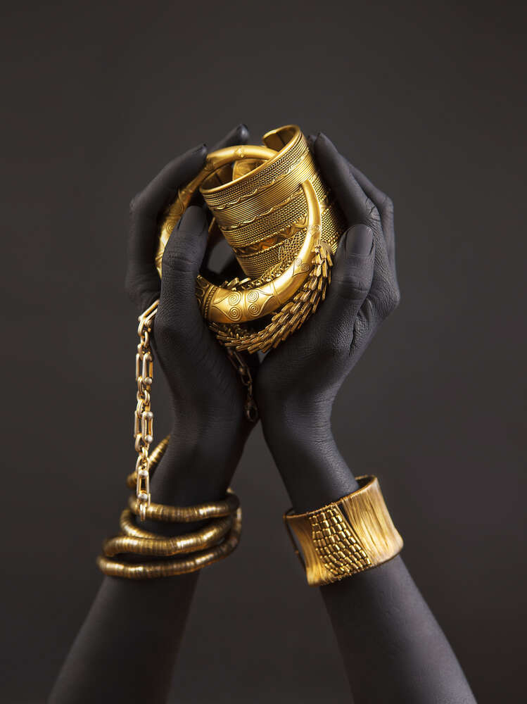 картина-постер Темные руки с золотыми украшениями
