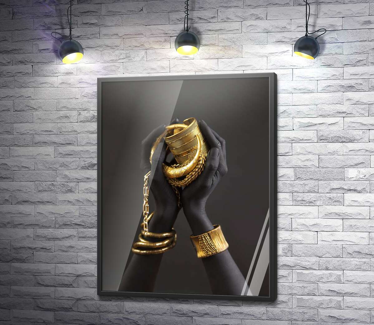 постер Темные руки с золотыми украшениями