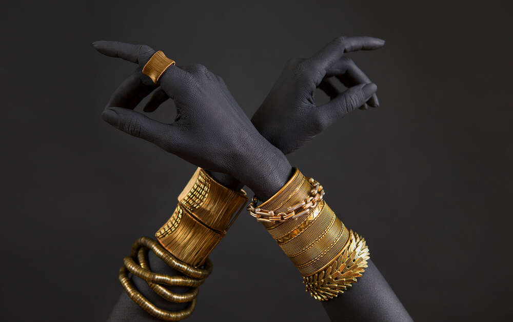 картина-постер Скрещенные темные руки с золотыми украшениями