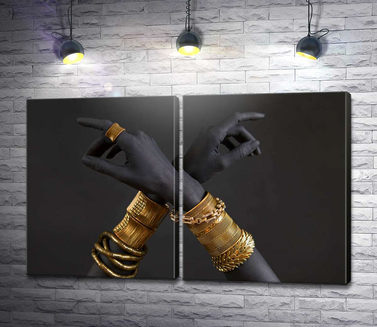 модульна картина Скрещенные темные руки с золотыми украшениями