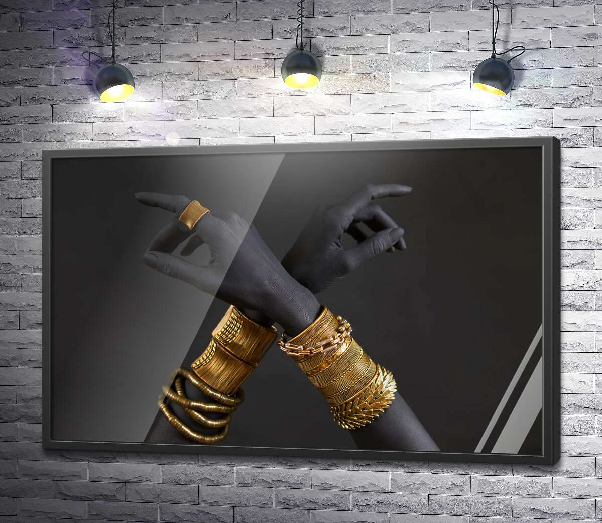 постер Скрещенные темные руки с золотыми украшениями