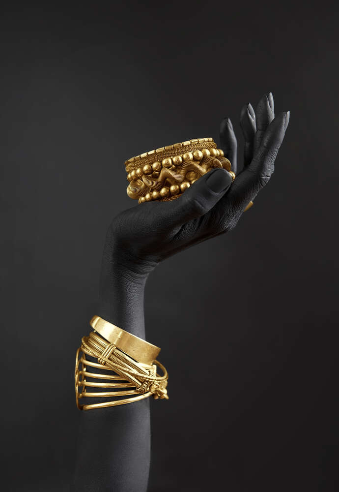 картина-постер Темна рука із золотими прикрасами