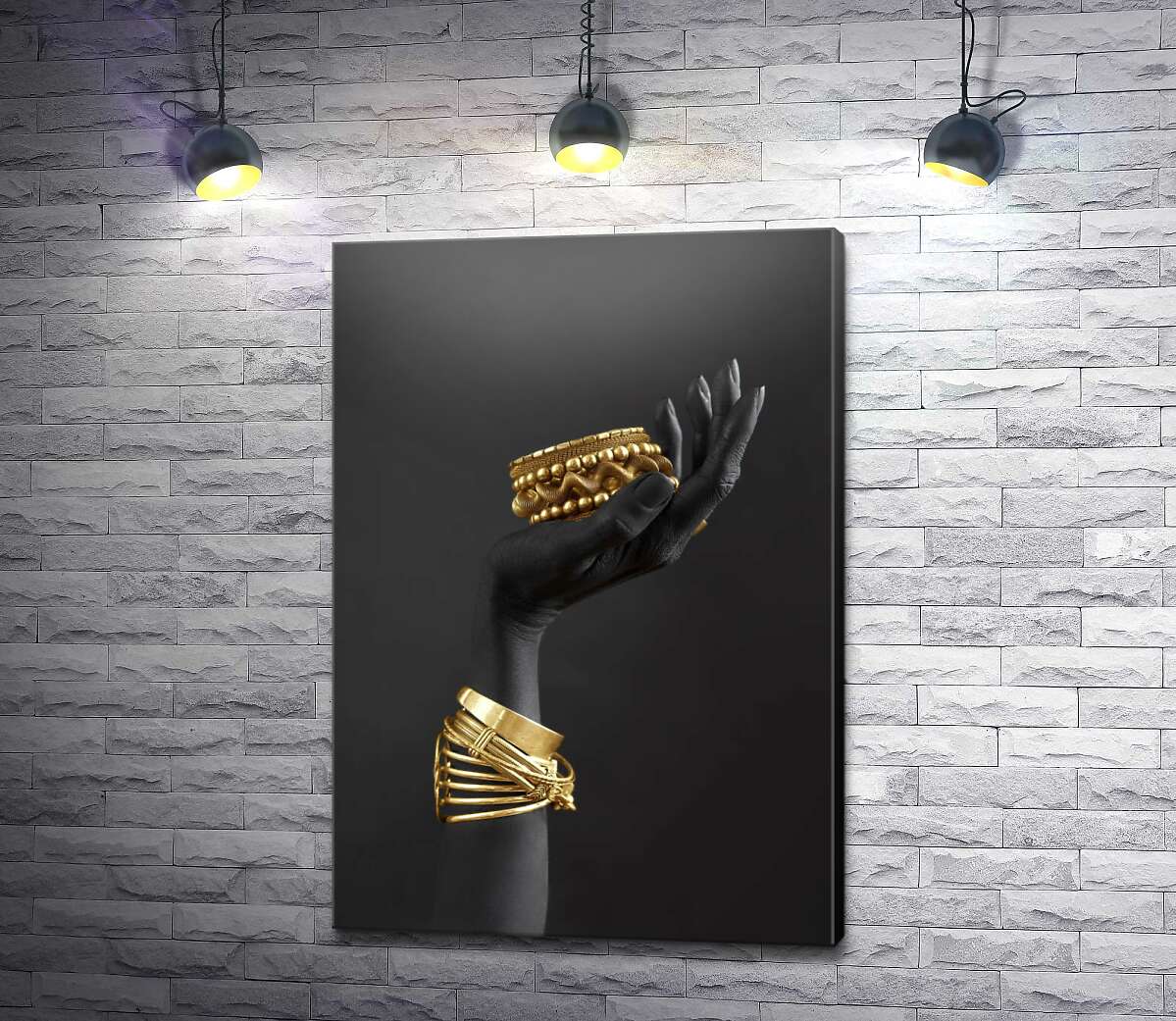 картина Темная рука с золотыми украшениями