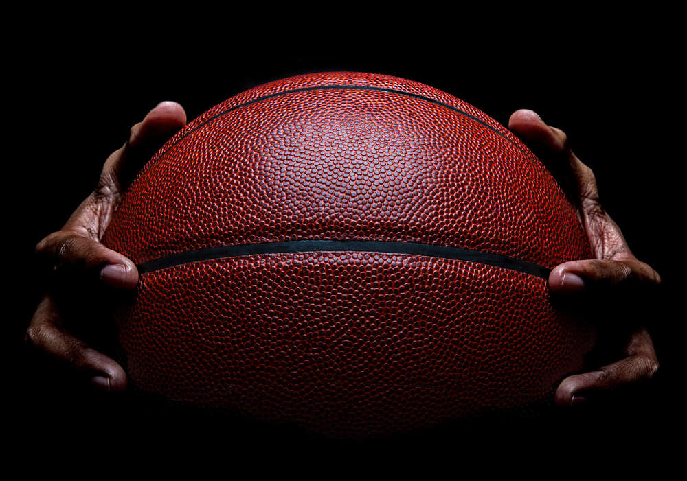 картина-постер Баскетбольний м'яч у руках спортсмена