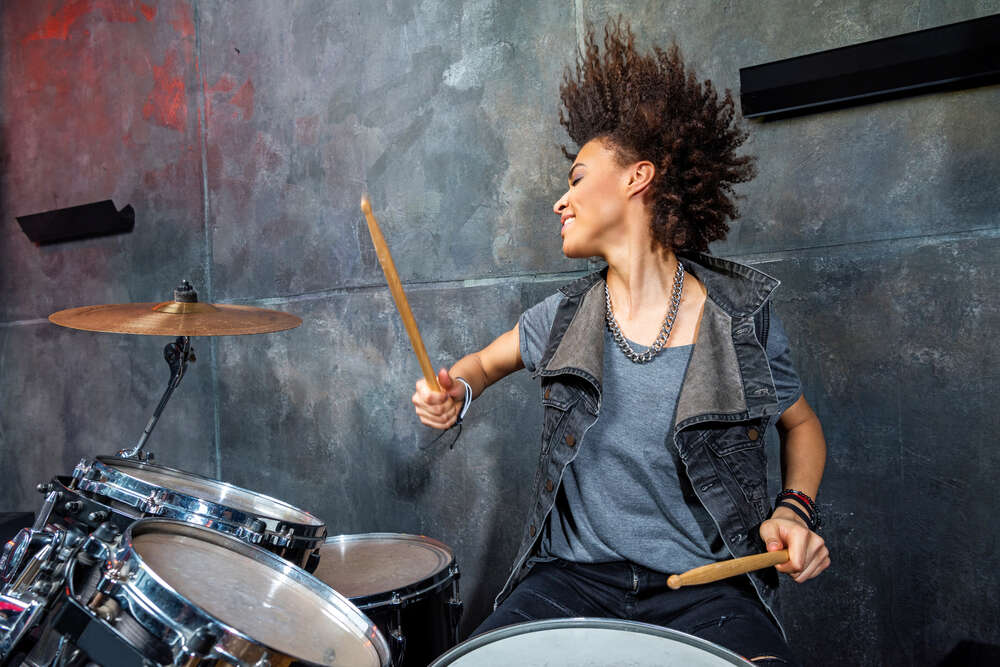картина-постер Девушка-музыкант виртуозно играет на барабанах