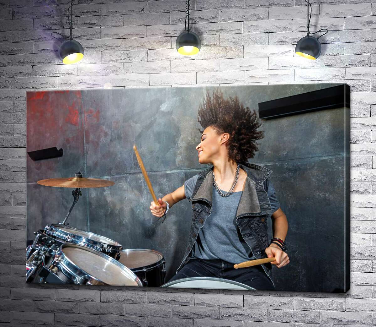 картина Девушка-музыкант виртуозно играет на барабанах