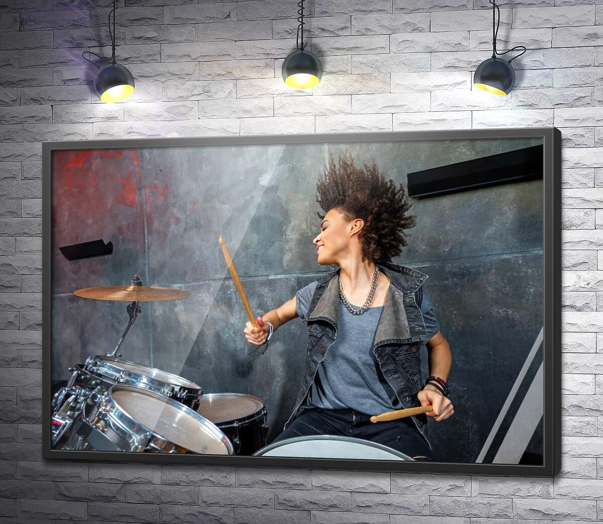 постер Девушка-музыкант виртуозно играет на барабанах
