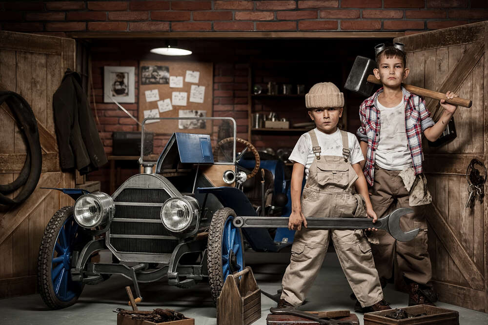 картина-постер Мальчишки в роли автомастеров в гараже
