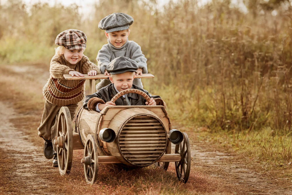 картина-постер Діти грають із саморобною дерев'яною машиною