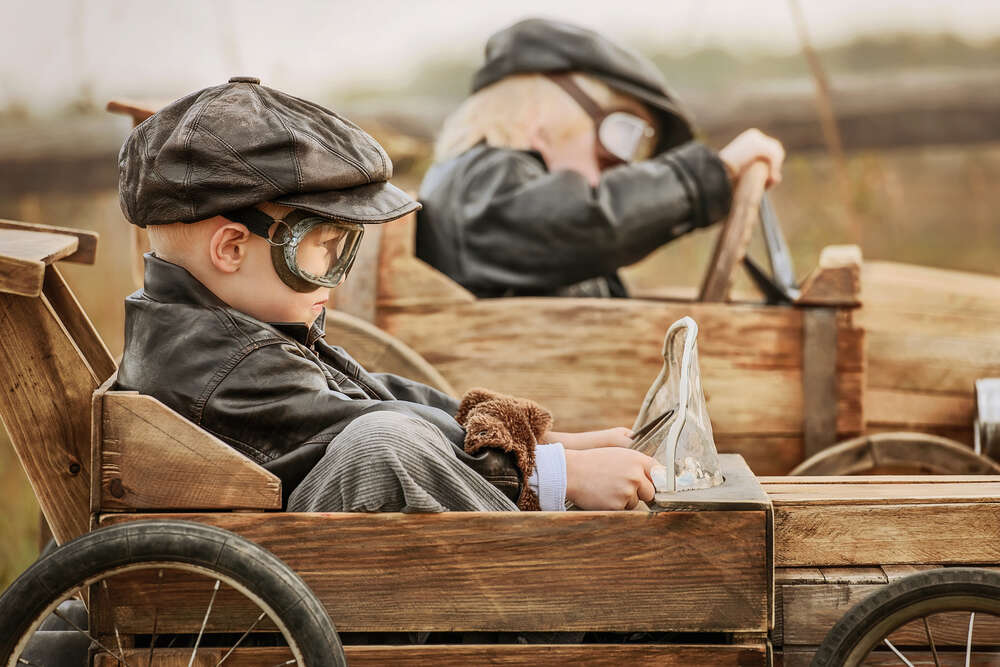 картина-постер Дети в игрушечных деревянных машинах