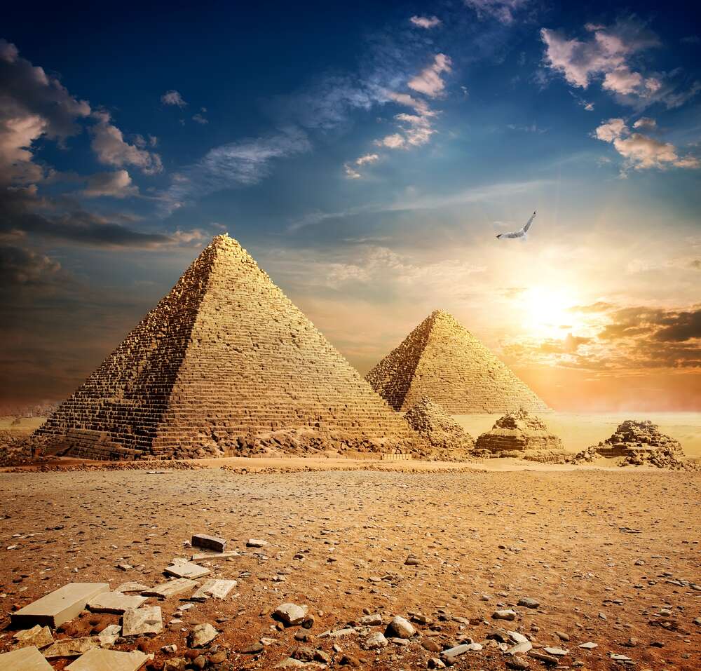 картина-постер Самотні єгипетські піраміди на заході сонця