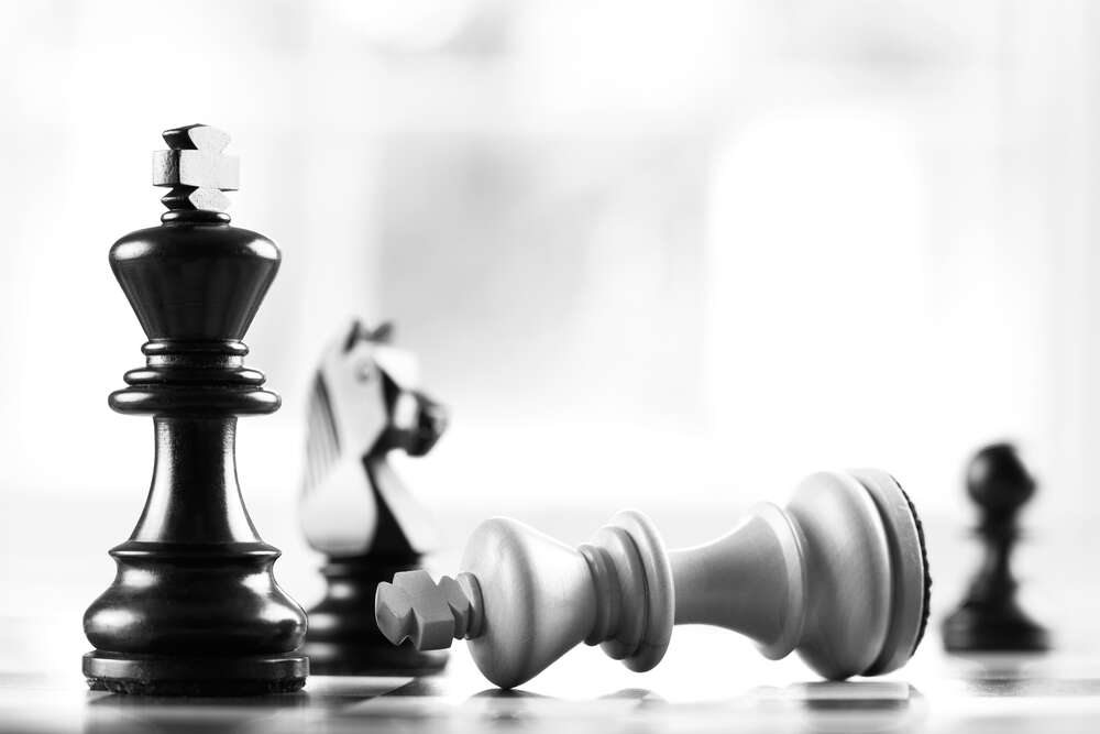 картина-постер Шахматные фигуры: победа черных над белыми