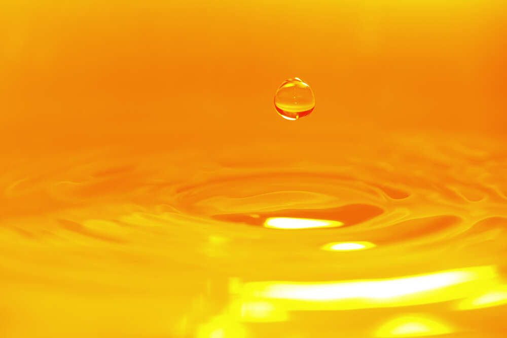 картина-постер Падающая капля золотистой жидкости