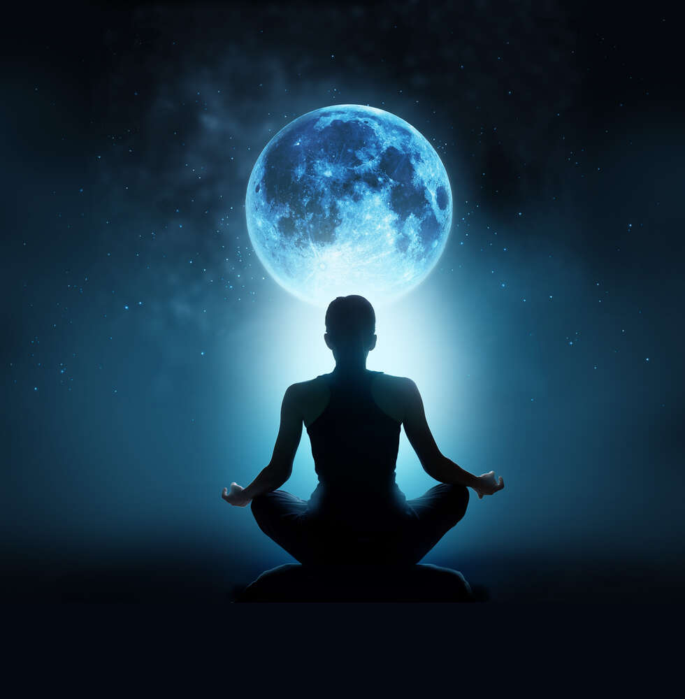 картина-постер Медитирующий силуэт напротив луны